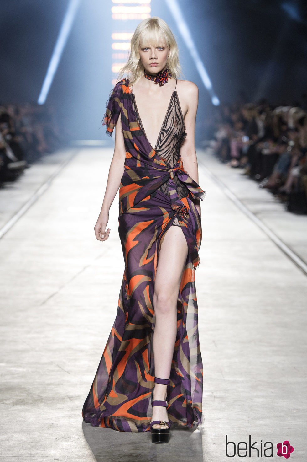 Vestido asimétrico de la colección primavera/verano 2016 de Versace en Milán Fashion Week