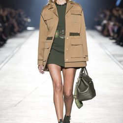 Chaqueta marrón claro y vestido verde de la colección primavera/verano 2016 de Versace en Milán Fashion Week