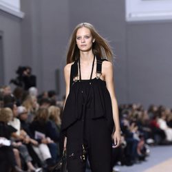 Peto negro de la colección primavera/verano 2016 de Chloé en Paris Fashion Week