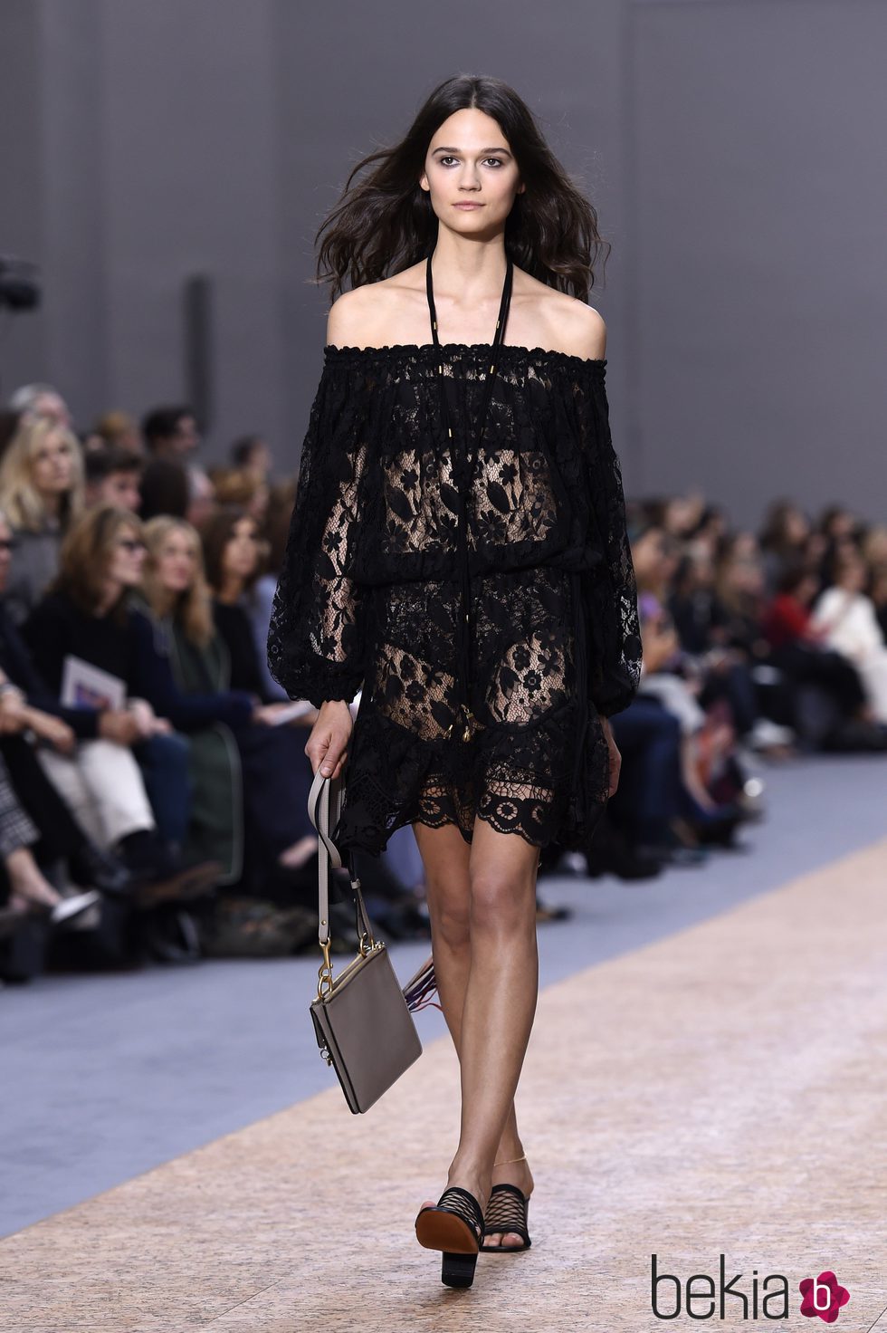 Vestido negro de la colección primavera/verano 2016 de Chloé en Paris Fashion Week