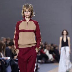 Jersey y pantalón rojo y beige de la colección primavera/verano 2016 de Chloé en Paris Fashion Week