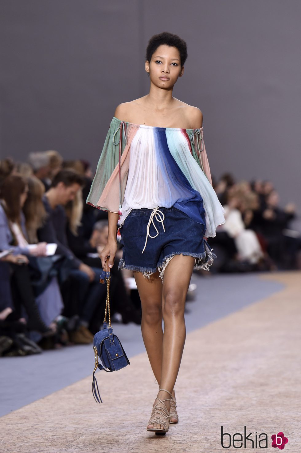 Pantalon vaquero corto y camisa de rayas de la colección primavera/verano 2016 de Chloé en Paris Fashion Week
