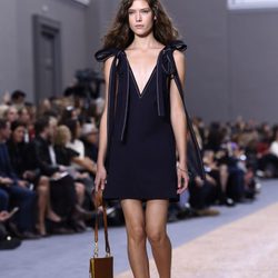 Vestido corto azul marino de la colección primavera/verano 2016 de Chloé en Paris Fashion Week