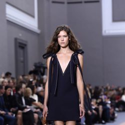 Vestido corto azul marino de la colección primavera/verano 2016 de Chloé en Paris Fashion Week