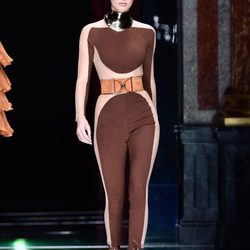 Kendall Jenner desfilando con la colección primavera/verano 2016 de Balmain en Paris Fashion Week