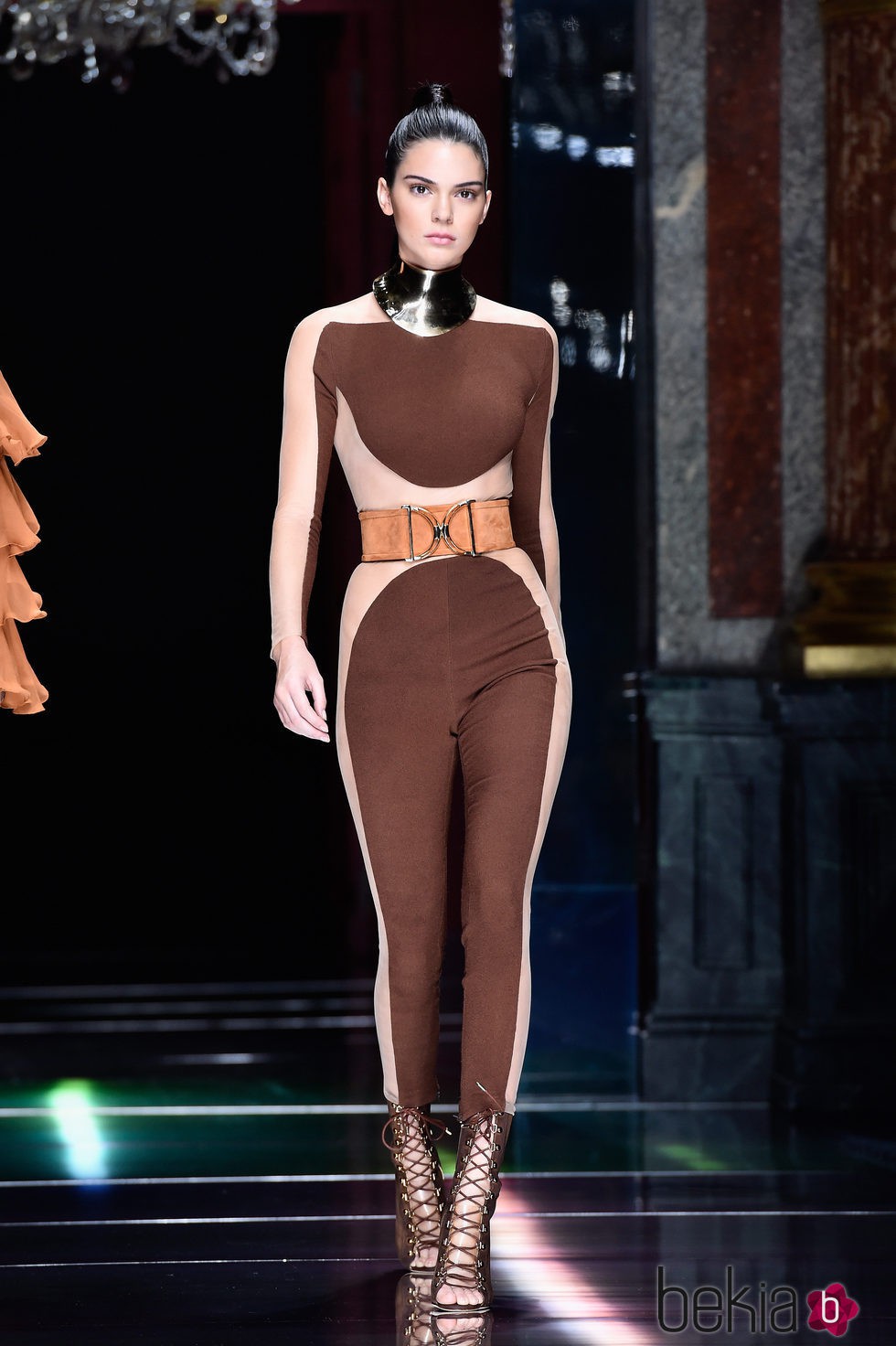 Kendall Jenner desfilando con la colección primavera/verano 2016 de Balmain en Paris Fashion Week