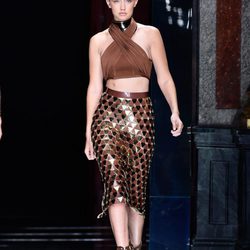 Gigi Hadid desfilando con la colección primavera/verano 2016 de Balmain en Paris Fashion Week