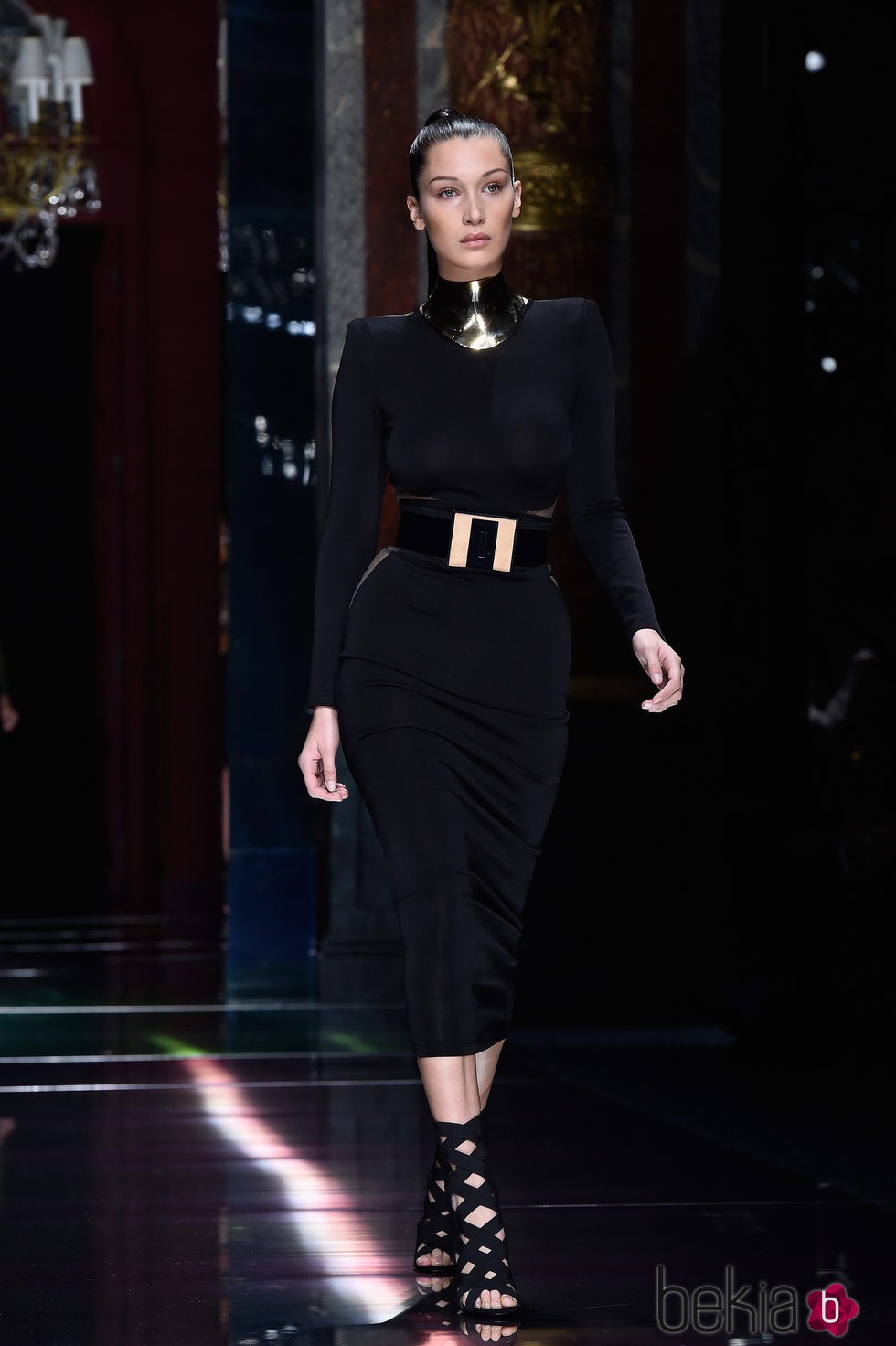 Bella Hadid desfilando con la colección primavera/verano 2016 de Balmain en Paris Fashion Week