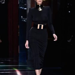 Bella Hadid desfilando con la colección primavera/verano 2016 de Balmain en Paris Fashion Week