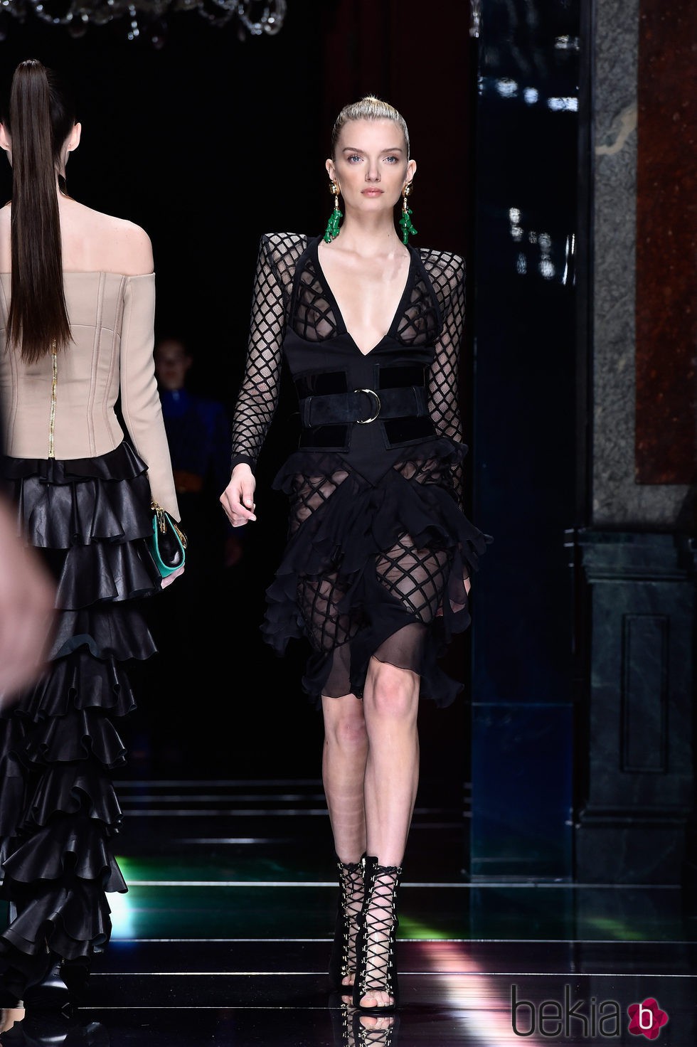 Lily Donaldson desfilando con la colección primavera/verano 2016 de Balmain en Paris Fashion Week