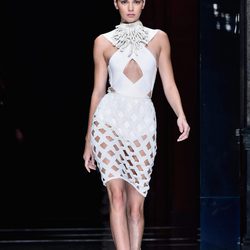 Kendall Jenner con un vestido blanco de la colección primavera/verano 2016 de Balmain en Paris Fashion Week
