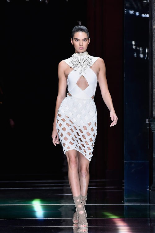 Kendall Jenner con un vestido blanco de la colección primavera/verano 2016 de Balmain en Paris Fashion Week