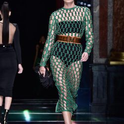 Vestido de malla verde de la colección primavera/verano 2016 de Balmain en Paris Fashion Week