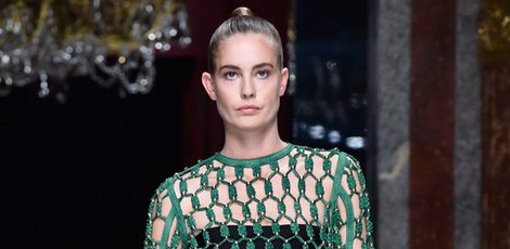 Vestido de malla verde de la colección primavera/verano 2016 de Balmain en Paris Fashion Week