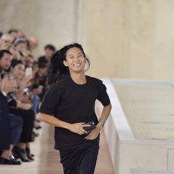 Alexander Wang en su último desfile como director creativo de Balenciaga