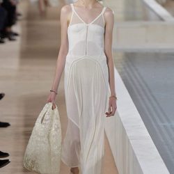 Vestido blanco de la colección primavera/verano 2016 de Balenciaga en Paris Fashion Week