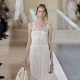 Vestido blanco de la colección primavera/verano 2016 de Balenciaga en Paris Fashion Week