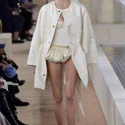 Abrigo blanco de la colección primavera/verano 2016 de Balenciaga en Paris Fashion Week