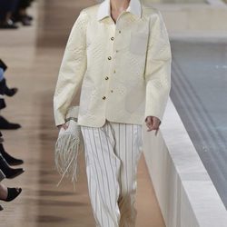Pantalones blancos con rayas doradas de la colección primavera/verano 2016 de Balenciaga en Paris Fashion Week