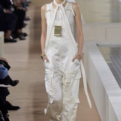 Peto blanco de la colección primavera/verano 2016 de Balenciaga en Paris Fashion Week