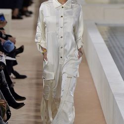 Jumpsuit blanco de la colección primavera/verano 2016 de Balenciaga en Paris Fashion Week