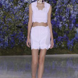 Conjunto dos piezas blanco de la colección primavera/verano 2016 de Dior en Paris Fashion Week
