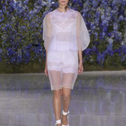 Vestido blanco transparente de la colección primavera/verano 2016 de Dior en Paris Fashion Week