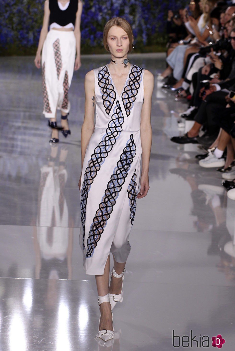 Vestido blanco con crochet de la colección primavera/verano 2016 de Dior en Paris Fashion Week