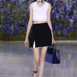 Falda corta negra de la colección primavera/verano 2016 de Dior en Paris Fashion Week
