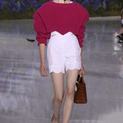 Jersey crop top fucsia de la colección primavera/verano 2016 de Dior en Paris Fashion Week