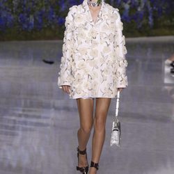 Abrigo con flores superpuestas de la colección primavera/verano 2016 de Dior en Paris Fashion Week