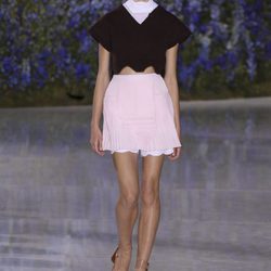Falda rosa palo con crop top negro colección primavera/verano 2016 de Dior en Paris Fashion Week