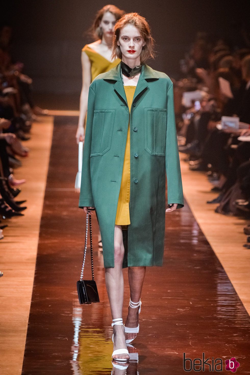 Abrigo verde y vestido mostaza de la colección primavera/verano 2016 de Nina Ricci en Paris Fashion Week
