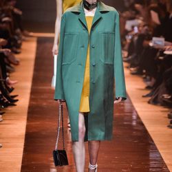 Abrigo verde y vestido mostaza de la colección primavera/verano 2016 de Nina Ricci en Paris Fashion Week