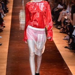 Camisa roja y falda con transparencias de la colección primavera/verano 2016 de Nina Ricci en Paris Fashion Week