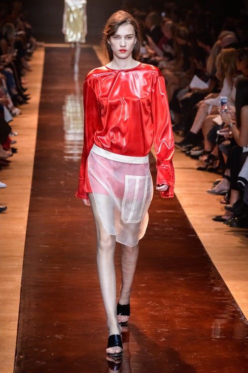 Camisa roja y falda con transparencias de la colección primavera/verano 2016 de Nina Ricci en Paris Fashion Week