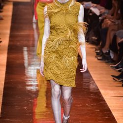 Vestido mostaza de la colección primavera/verano 2016 de Nina Ricci en Paris Fashion Week