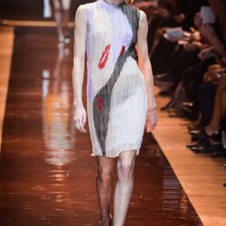 Vestido blanco rojo gris y malva de la colección primavera/verano 2016 de Nina Ricci en Paris Fashion Week