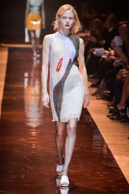 Vestido blanco rojo gris y malva de la colección primavera/verano 2016 de Nina Ricci en Paris Fashion Week