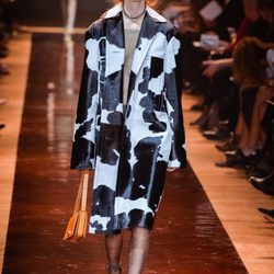 Abrigo blanco y negro de estampado animal de la colección primavera/verano 2016 de Nina Ricci en Paris Fashion Week