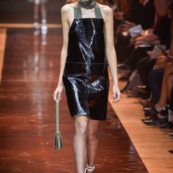 Vestido negro con cuello caqui de la colección primavera/verano 2016 de Nina Ricci en Paris Fashion Week