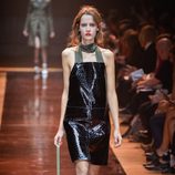 Vestido negro con cuello caqui de la colección primavera/verano 2016 de Nina Ricci en Paris Fashion Week