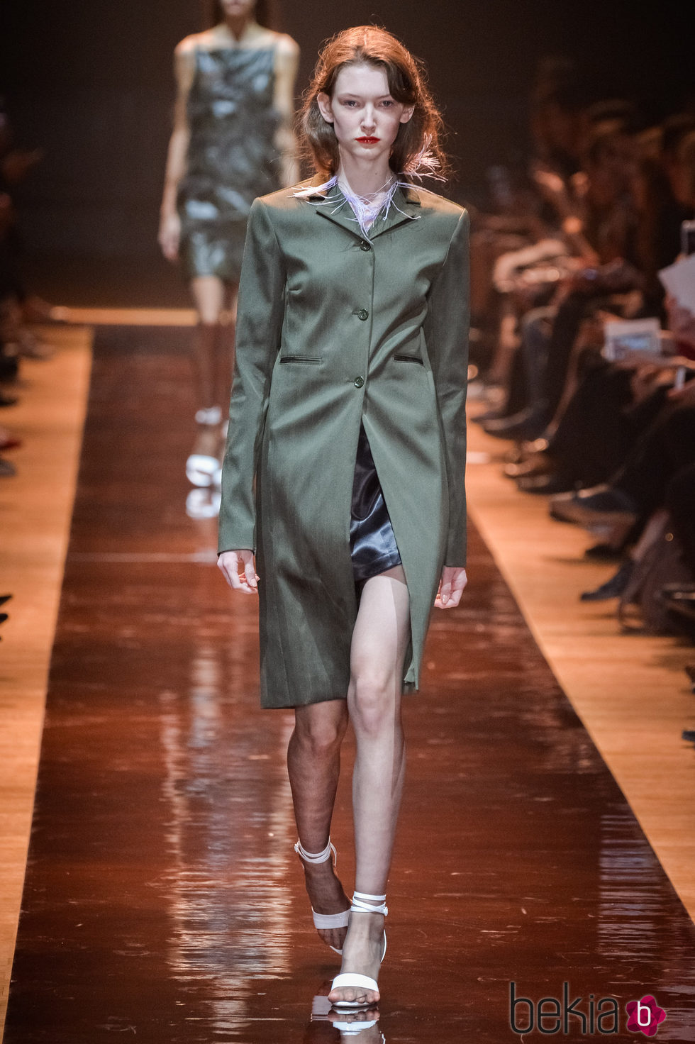 Abrigo caqui de la colección primavera/verano 2016 de Nina Ricci en Paris Fashion Week
