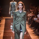Abrigo caqui de la colección primavera/verano 2016 de Nina Ricci en Paris Fashion Week