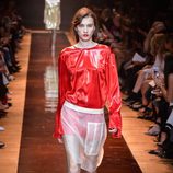 Camisa roja con transparencias y pantalón mostaza de la colección primavera/verano 2016 de Nina Ricci en Paris Fashion Week