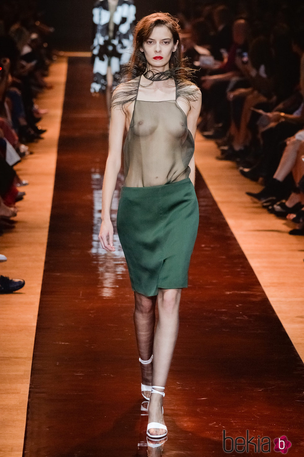 Camisa con transparencias y plumas y falda verde de la colección primavera/verano 2016 de Nina Ricci en Paris Fashion Week