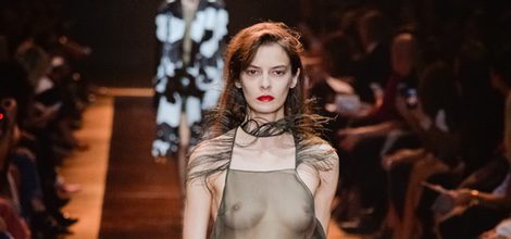 Camisa con transparencias y plumas y falda verde de la colección primavera/verano 2016 de Nina Ricci en Paris Fashion Week