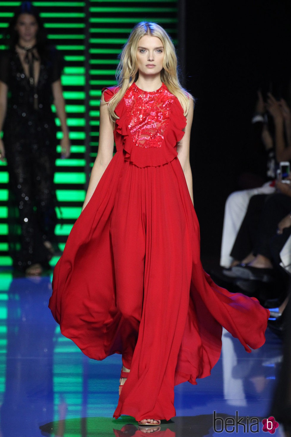 Vestido largo rojo de la colección de primavera/verano 2016 de Elie Saab en París Fashion Week