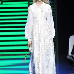 Vestido largo blanco de la colección de primavera/verano 2016 de Elie Saab en París Fashion Week