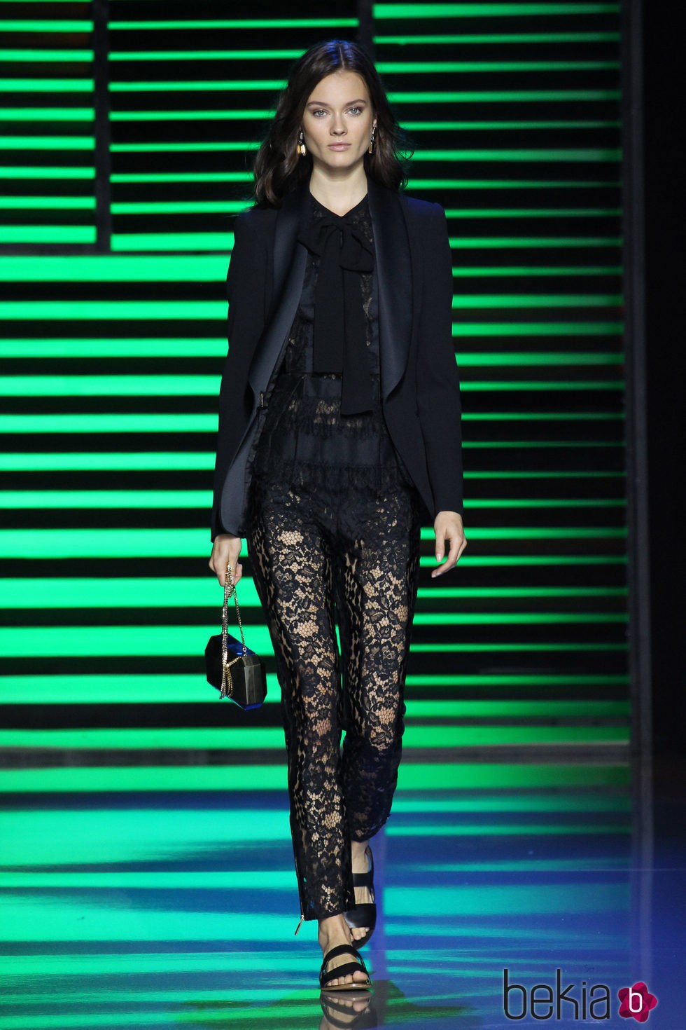 Pantalón y camisa de puntillas y americana negra de la colección de primavera/verano 2016 de Elie Saab en París Fashion Week